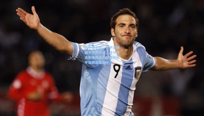 西甲焦点战，巴萨主场憾平巴列卡诺，亚马尔点射难救主，佩雷斯扳平加西亚屡献神扑