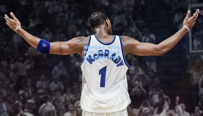 赛场争议再现，激烈对抗中防守动作引解说质疑，体育道德边界引热议