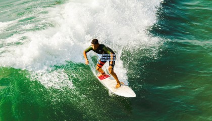 绿茵传奇致敬田径新星，齐达内赠签名皇马战袍，激励万米冠军格雷西耶